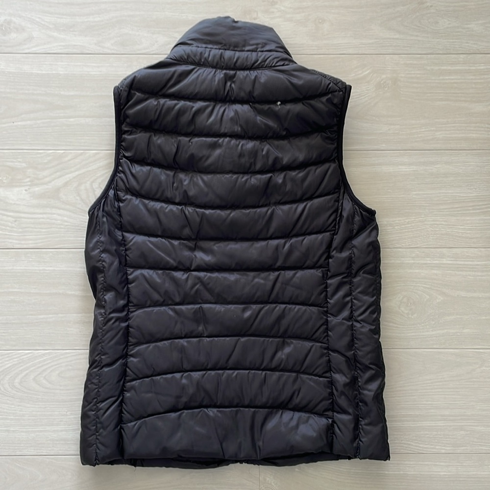 Set/4 Uniqlo Puffer Vests - Picture 5 of 16